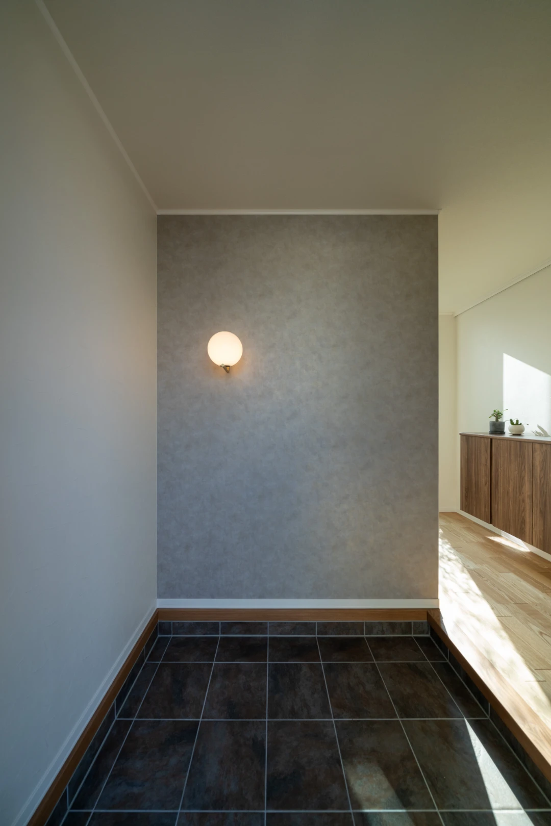 グレーの壁におしゃれな照明が灯る