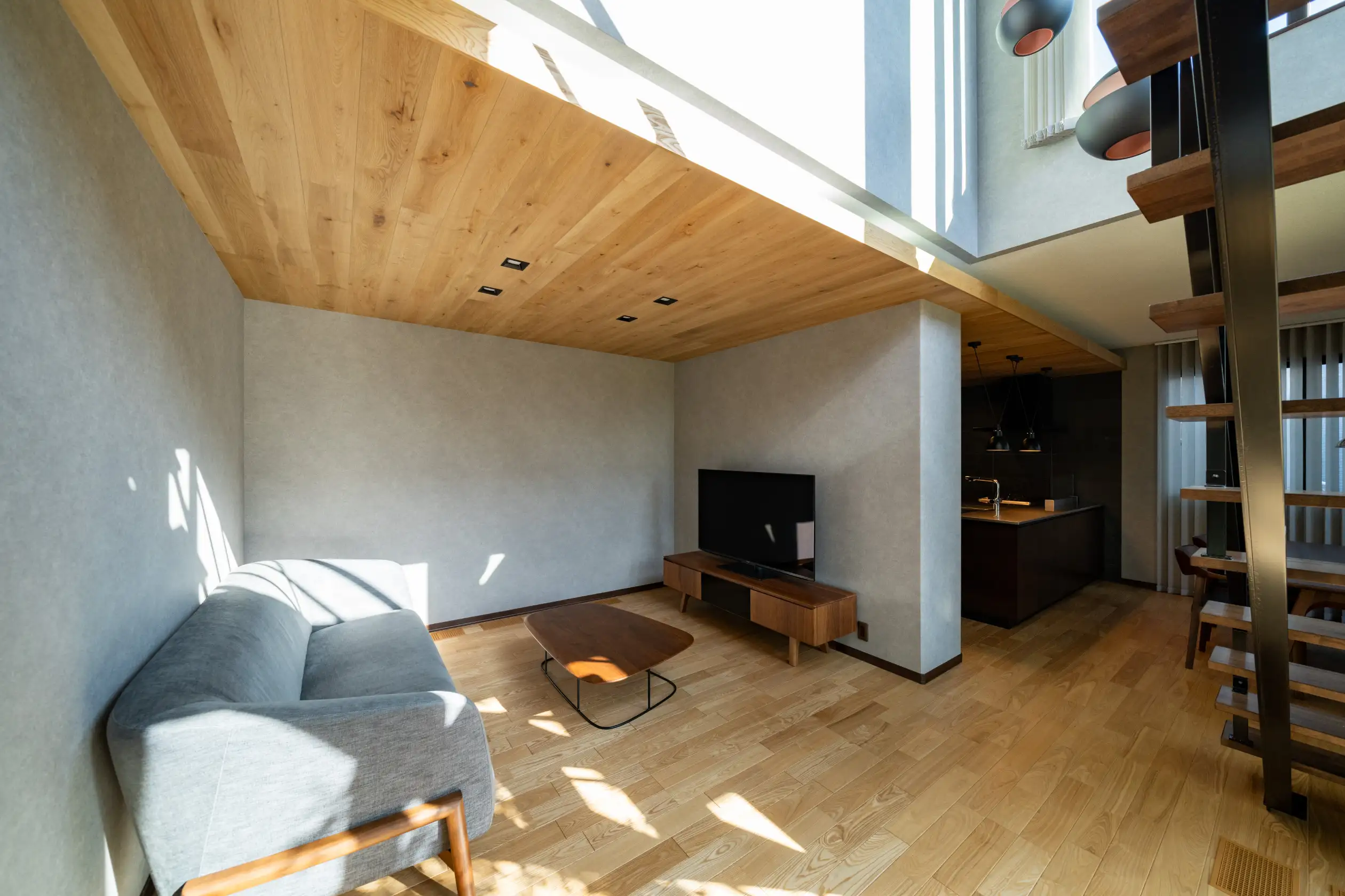 グレーの壁に囲まれたリビング