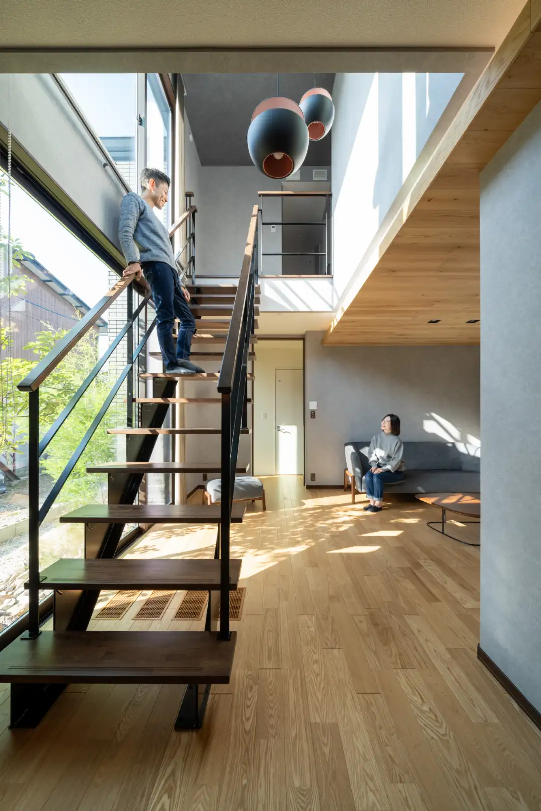 吹き抜けの階段越しに会話が弾むご夫婦