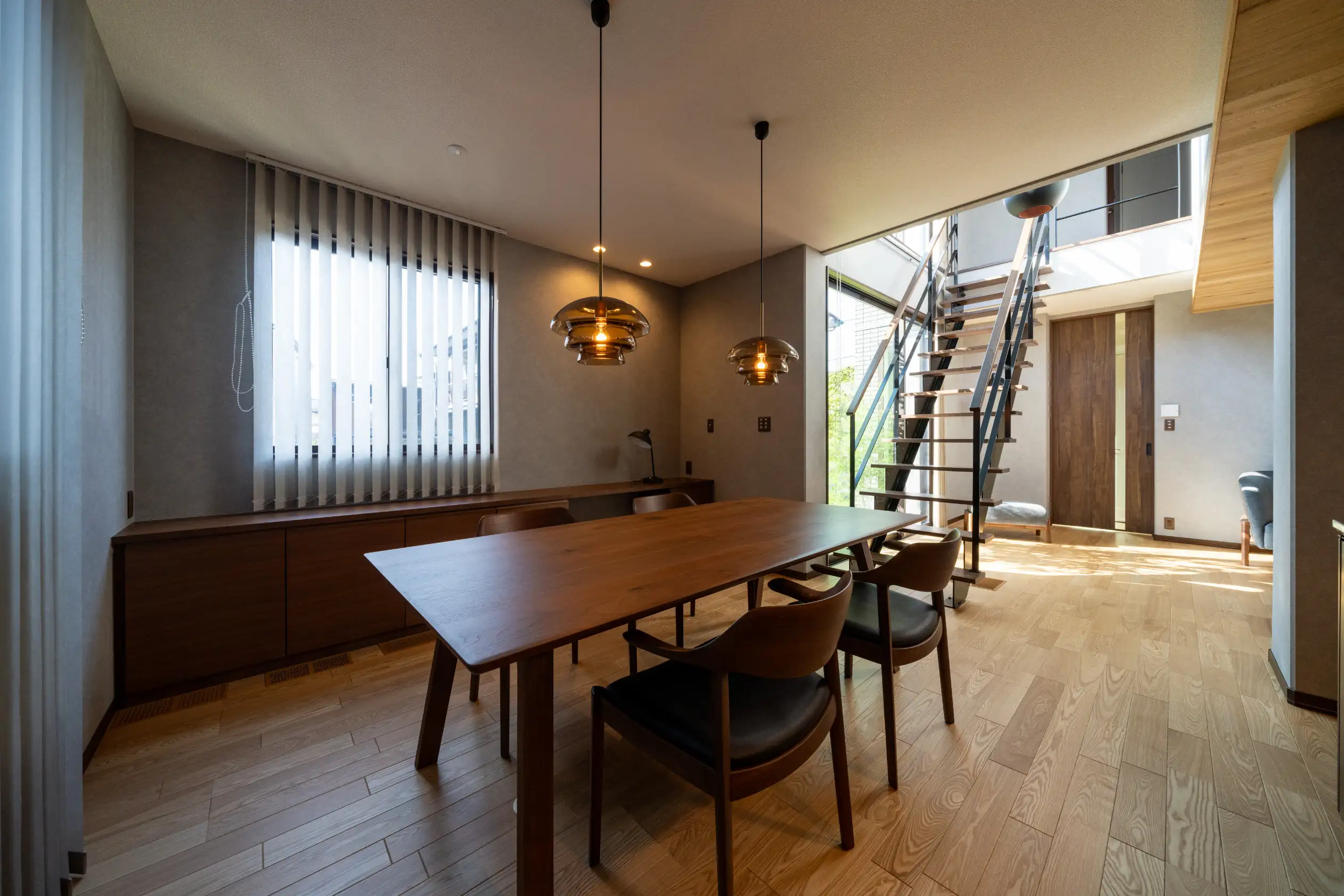 同系色でまとめられた落ち着きのあるダイニング