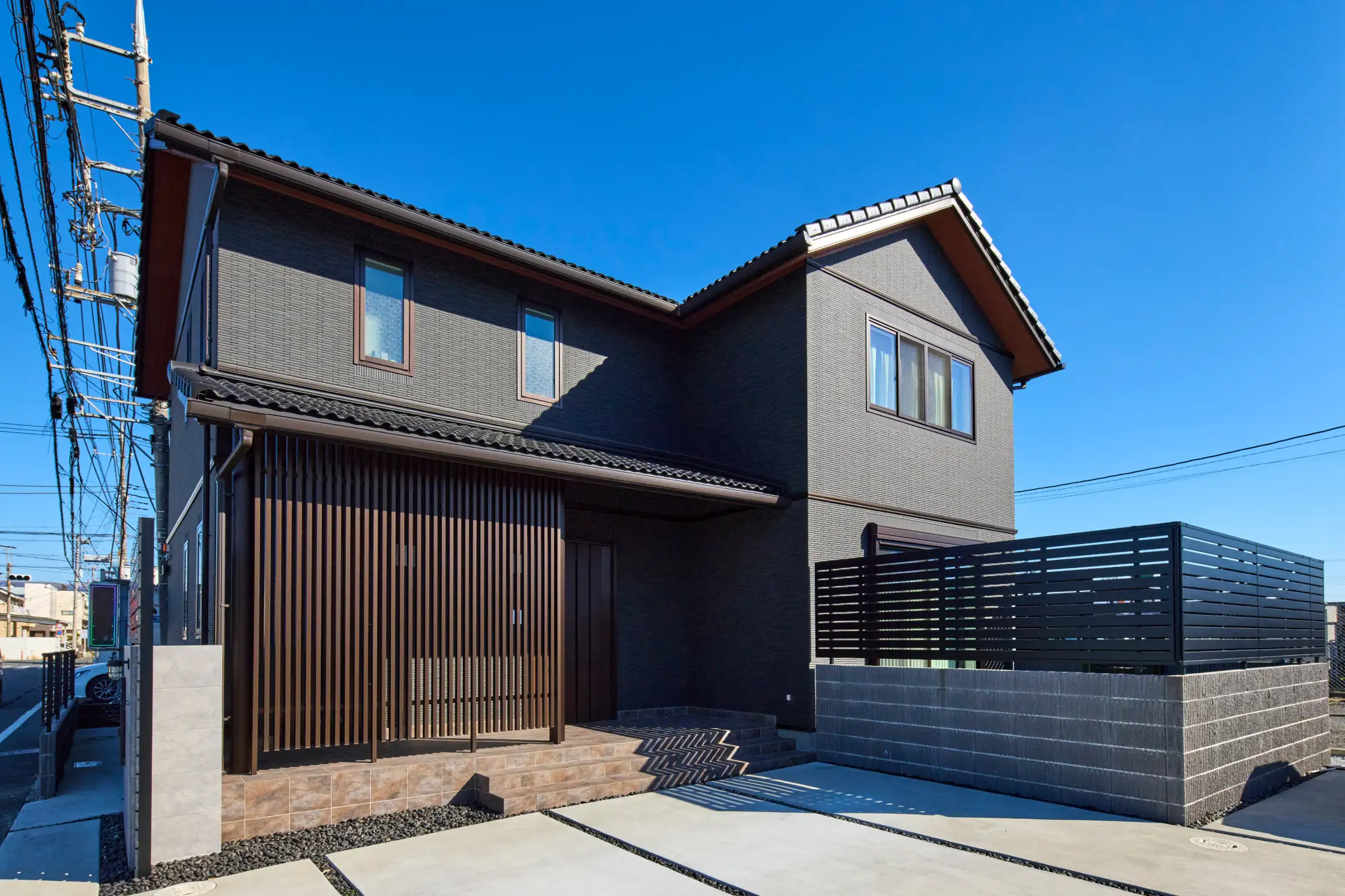 タイル外壁が際立つスタイリッシュな住宅外観