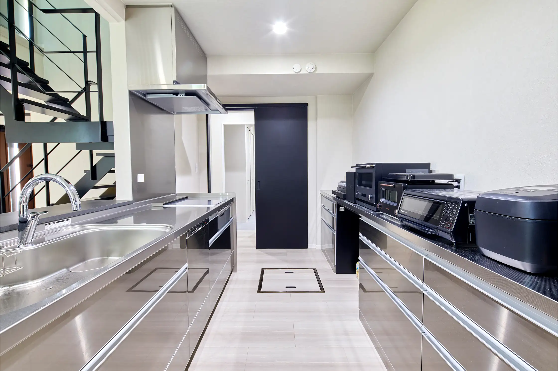 ステンレス仕様のカウンターのある広々としたダイニング・キッチン