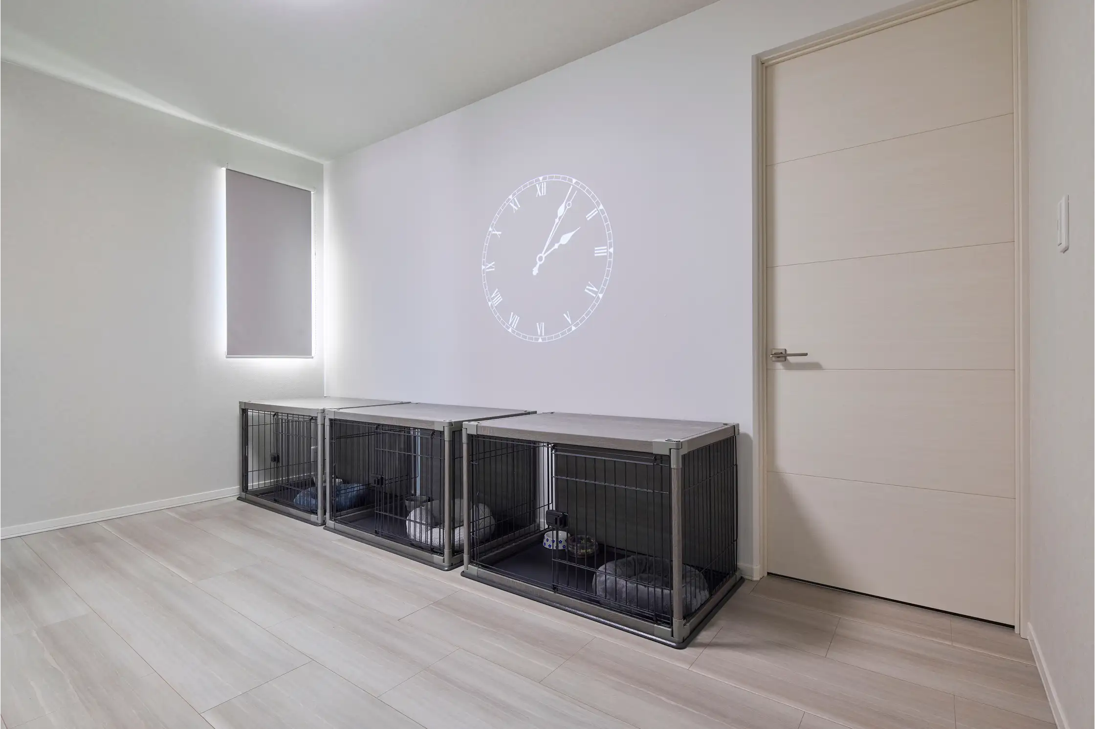 シンプルで落ち着いた雰囲気の2階ファミリールーム