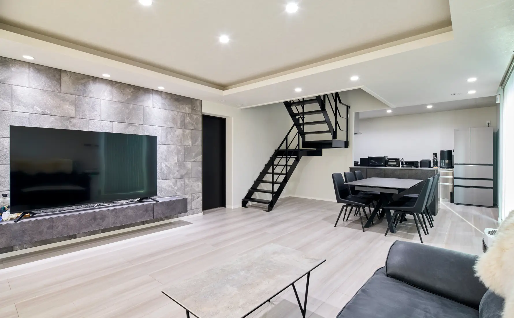 スタイリッシュで開放的なリビングダイニング