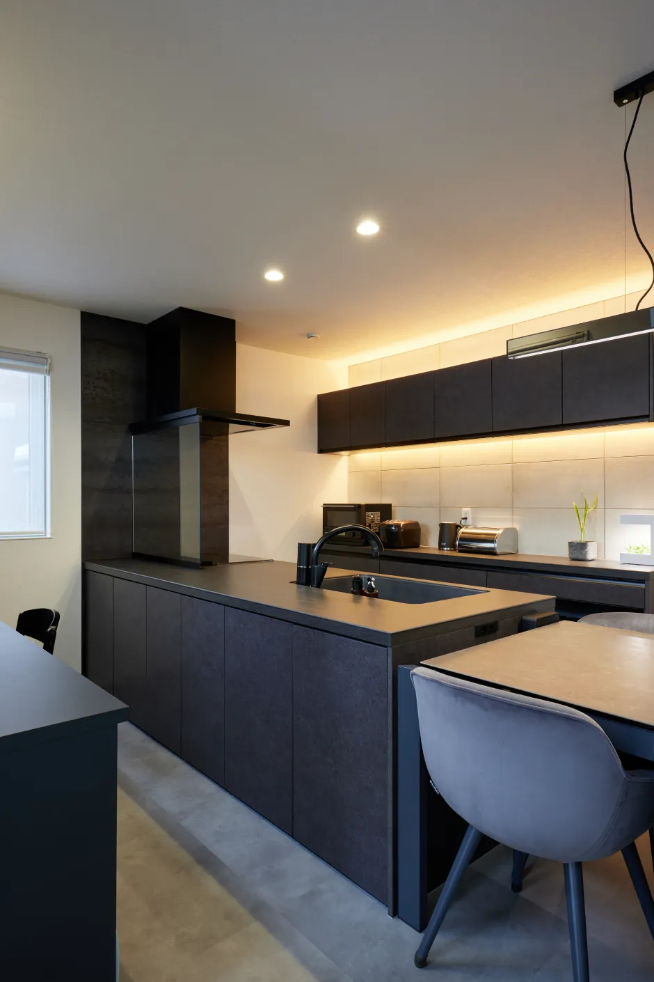 黒がメインカラーのデザイン性の高いキッチン