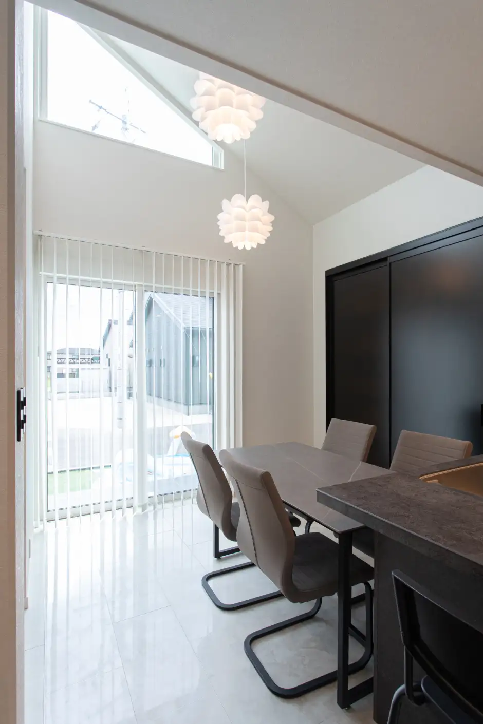 キッチンに隣接したダイニングテーブルとダイニングから直接つながるテラス