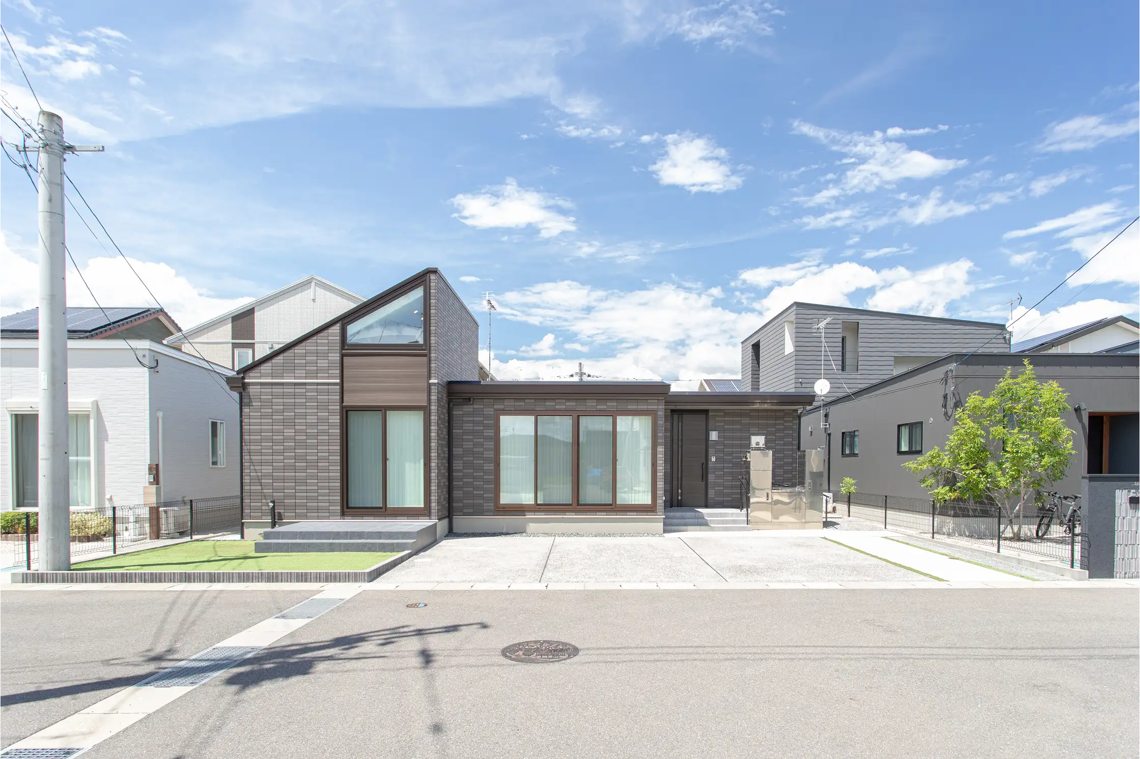 黒のタイル外壁がモダンな平屋の外観