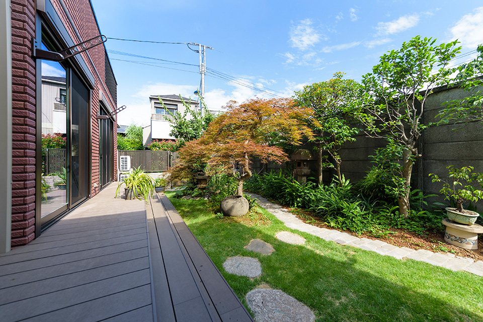 紅葉が色づいている和風の庭