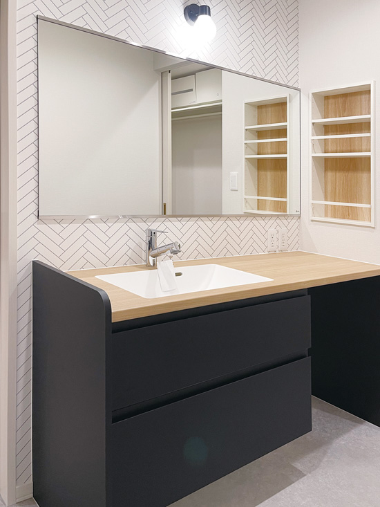 黒と木目の洗面台