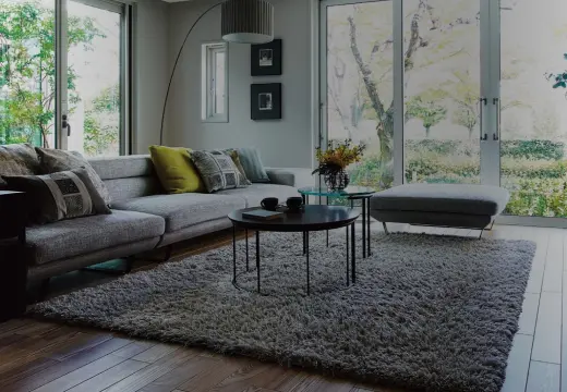 グレーを基調としたローソファのあるリビング