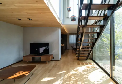 吹き抜けから光が差し込むリビング