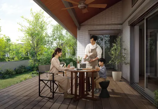 テラスで家族が食事を楽しんでいる様子