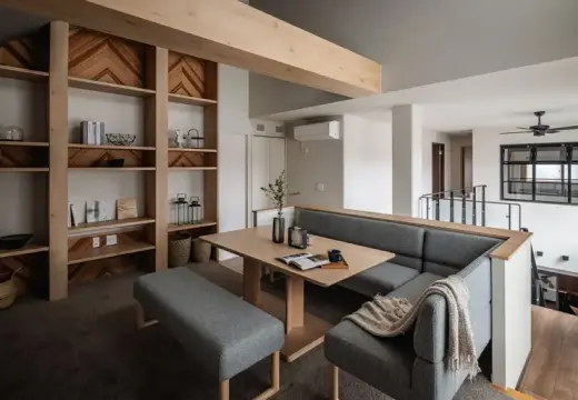 吹き抜けのある二階建て住宅のリビング