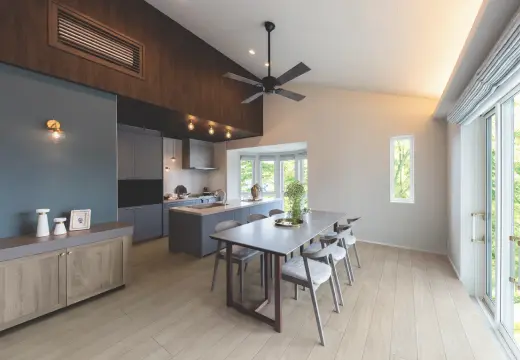 勾配天井がのびやかな木の家のダイニング