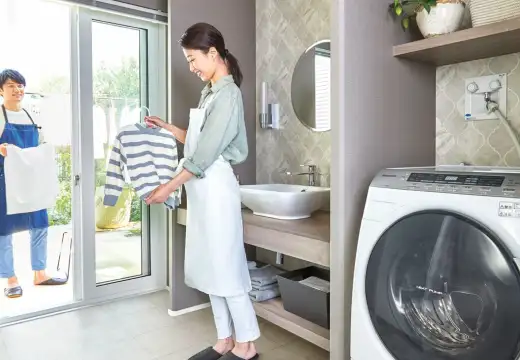 サニタリーで洗濯をする夫婦の様子