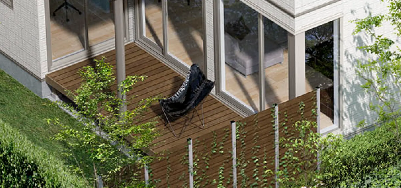 植栽や目隠しフェンスに囲まれたテラスの俯瞰画像