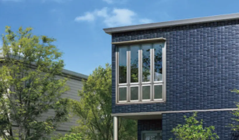 垂直基調の窓を採用した住まい