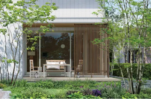 1階テラスに取り付けられたバーティカルラティス(化粧格子)