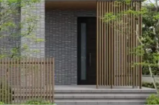 玄関に取り付けられたバーティカルラティス(化粧格子)