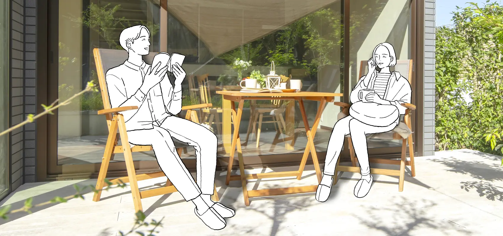 テラスに椅子とテーブルを出してくつろいでいる両親の様子