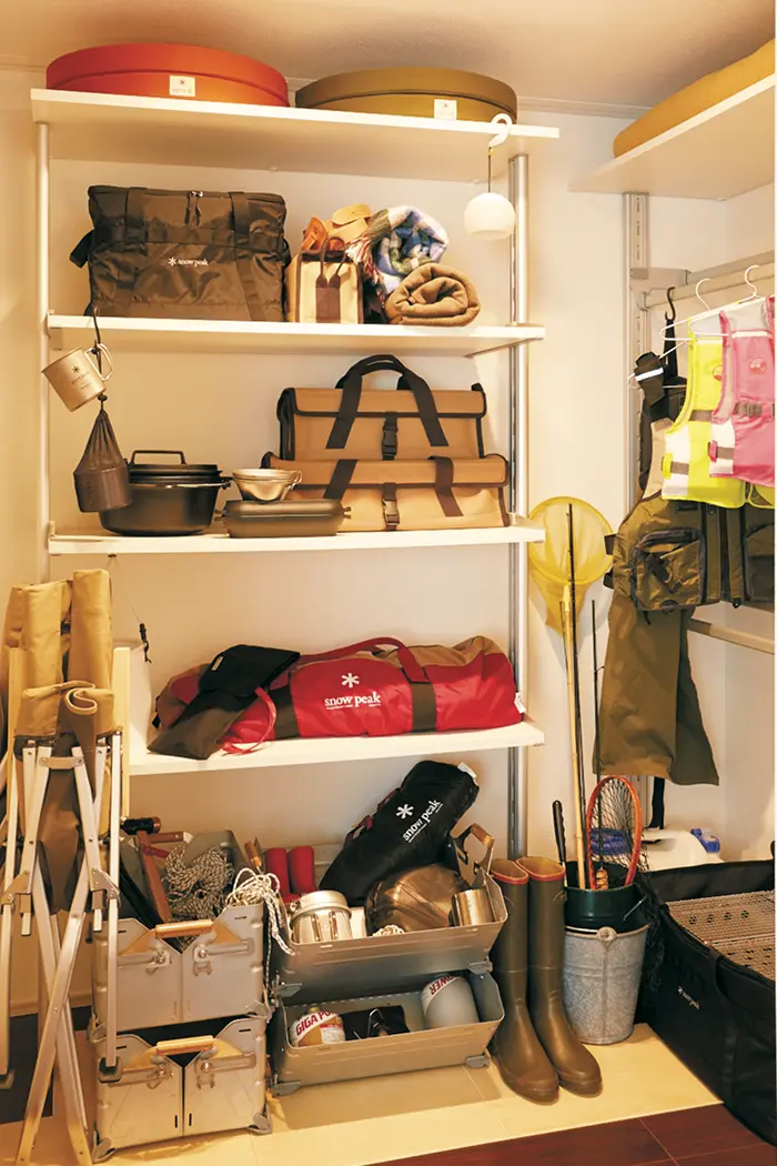 アウトドアグッズなどを収納するそともの収納