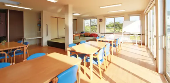 採光たっぷりのダイニング