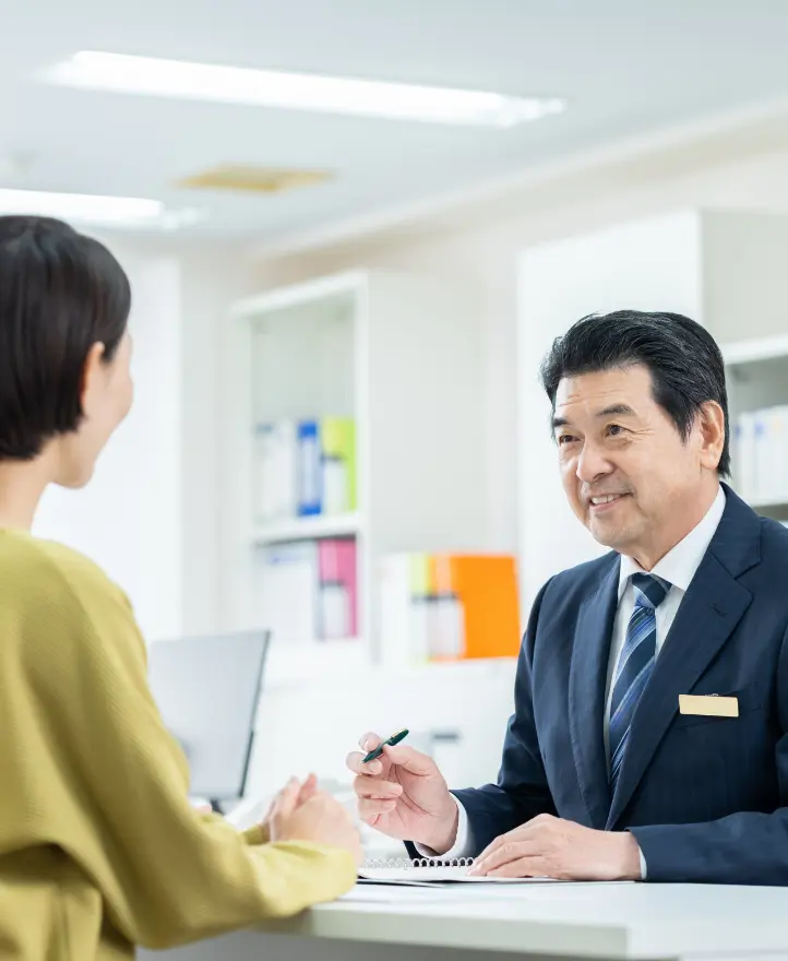 税務について説明する担当者