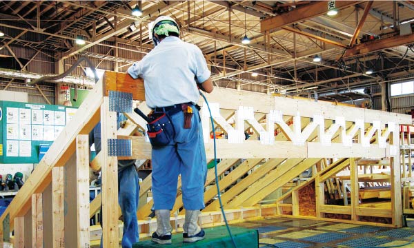 屋根の組み立て作業。