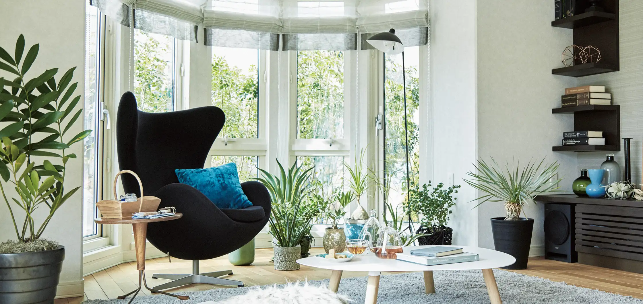 ボウウインドウに椅子と机を置いた趣味を楽しむスペース