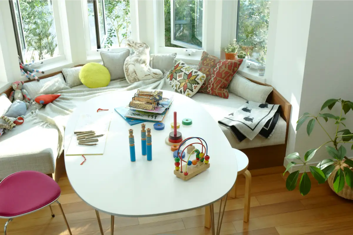 ボウウインドウの弧に沿ってソファーを設置したゆったり空間