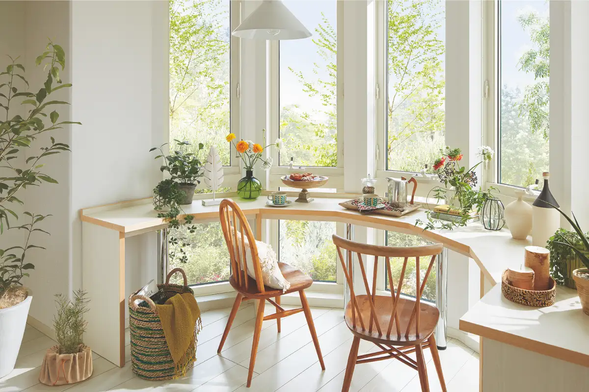 ボウウインドウの弧に沿ってカウンターを設置した作業スペース