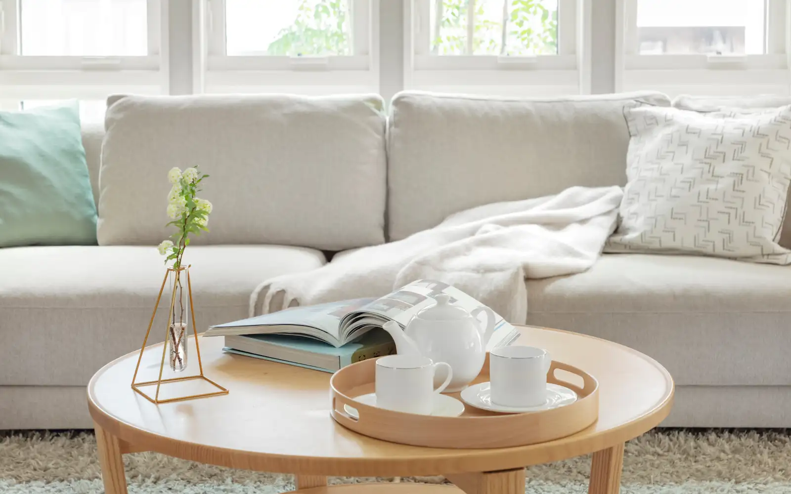 窓際からたっぷり陽が入るリビング