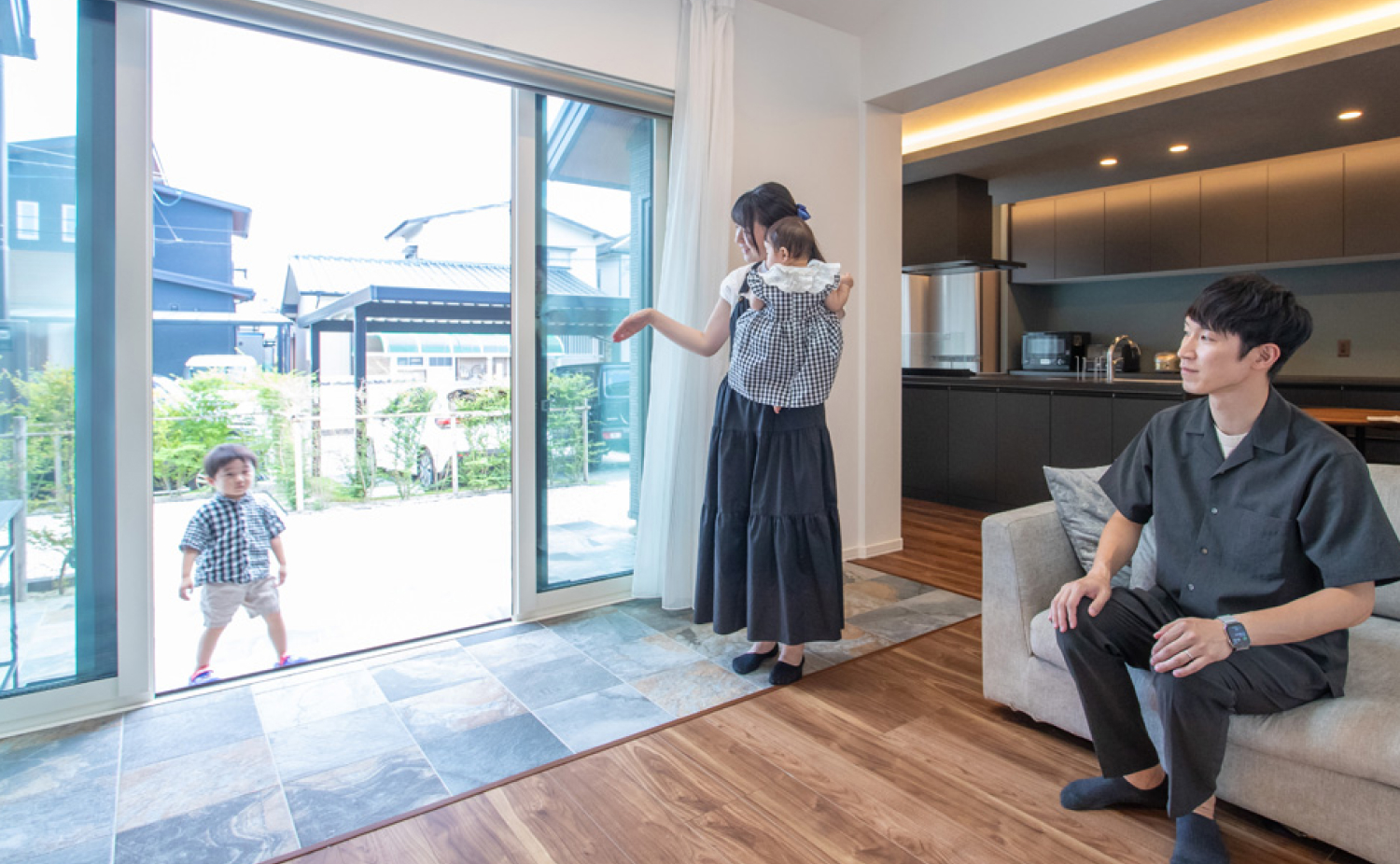開放感のあるリビングで子供を見守る家族