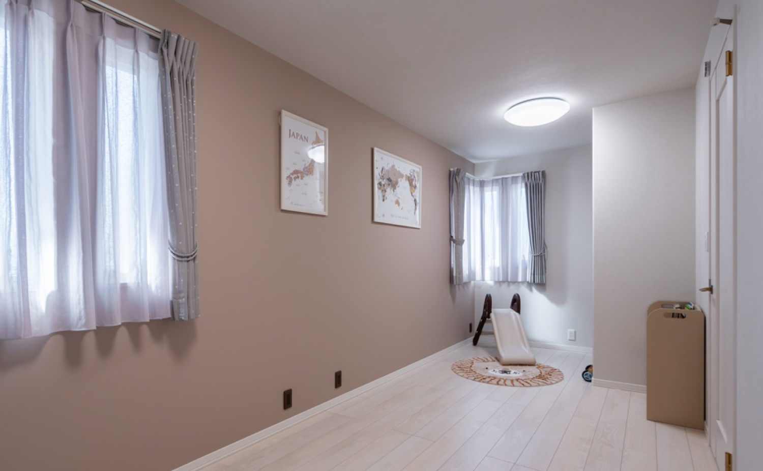 淡い色の壁面が映える子ども部屋