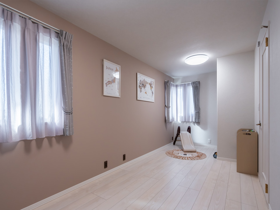 淡い色の壁面が映える子ども部屋