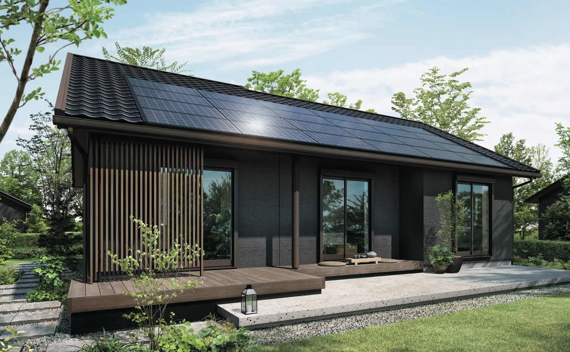 太陽光パネルと木目調外観が映える庭付き平屋住宅