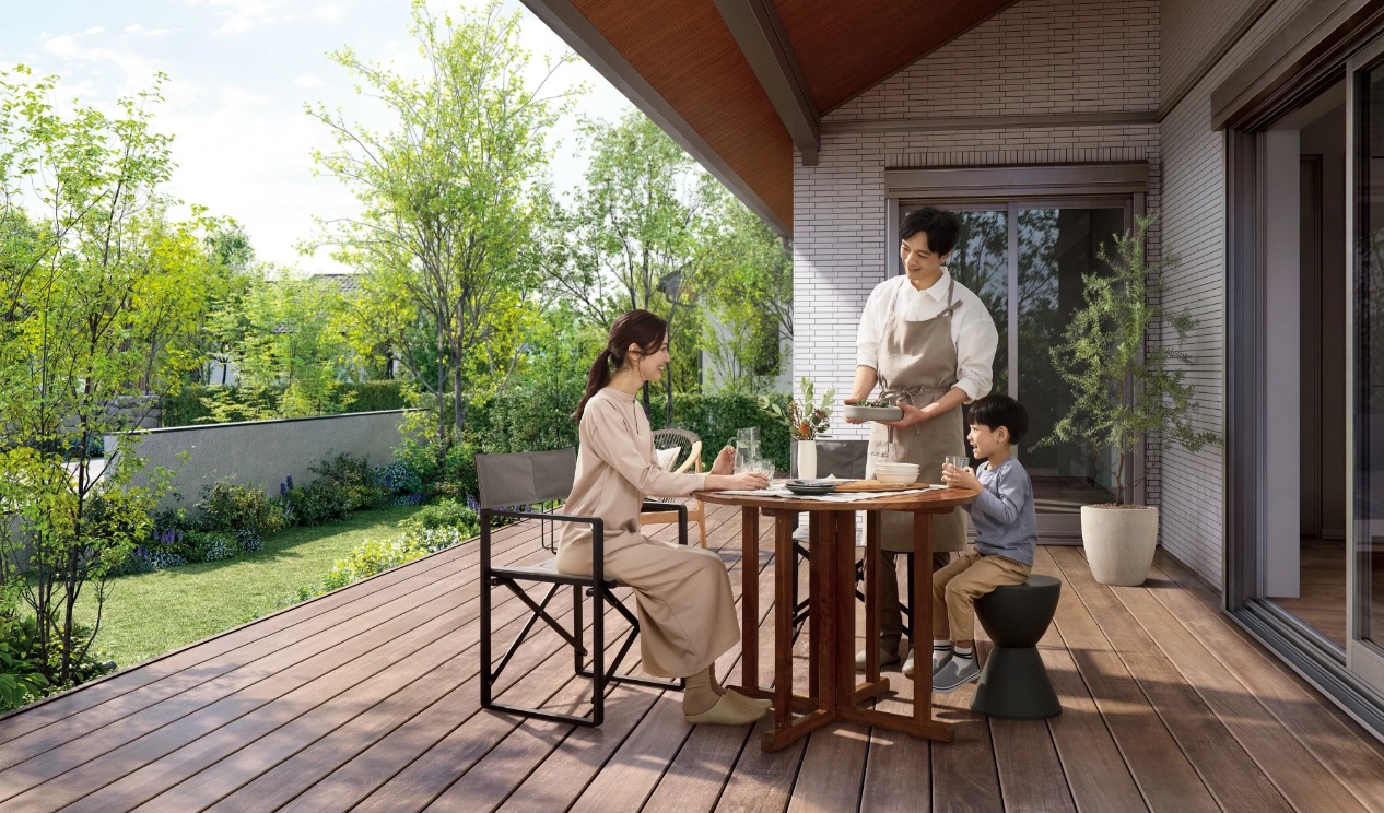 ウッドデッキで食事をする家族の画像