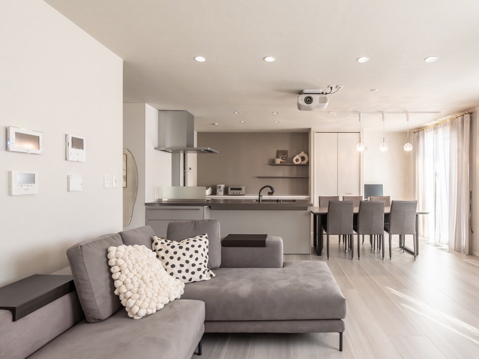 トープ色で統一されたリビングダイニングの画像