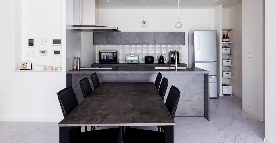 黒・白・グレーを基調としたホテルライクなダイニング