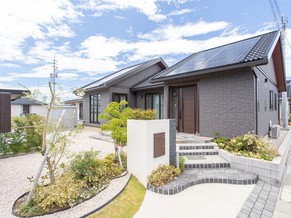 広い庭と平屋の外観