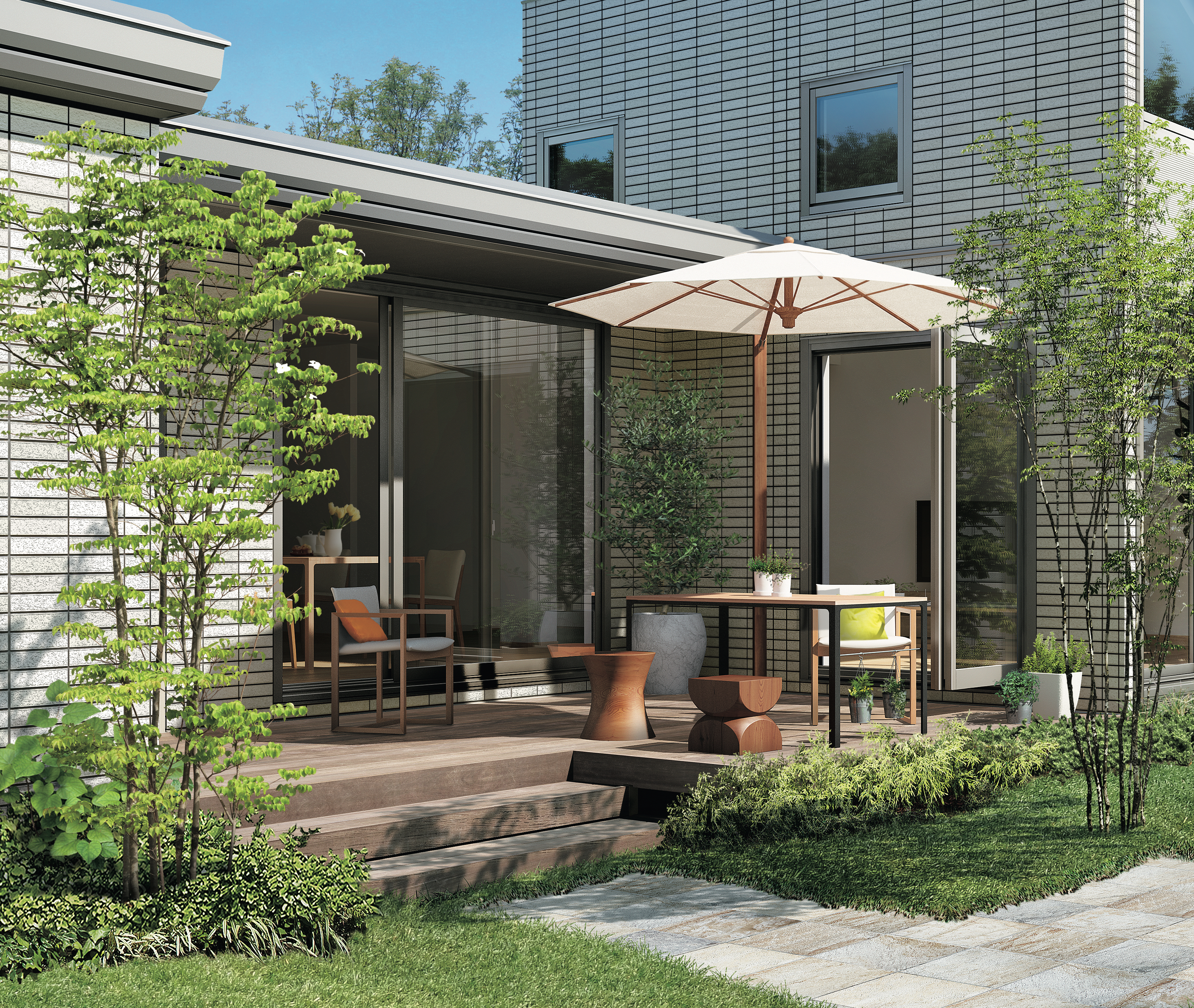 木製デッキに白いパラソル付きテーブルと椅子が並ぶ、緑に囲まれたテラス