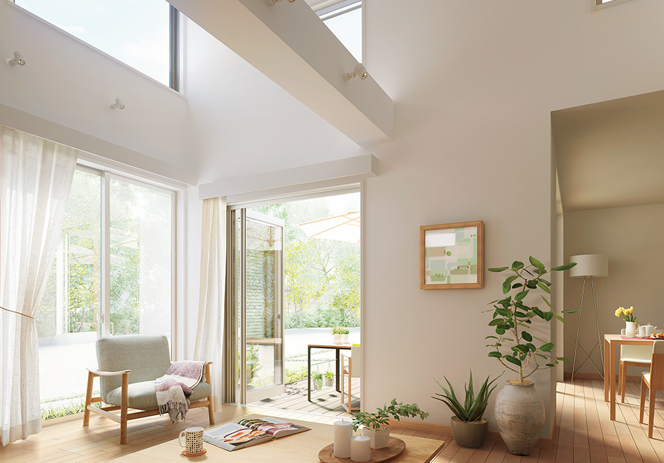 大きな窓から緑の景色が広がる、明るい吹抜けリビング