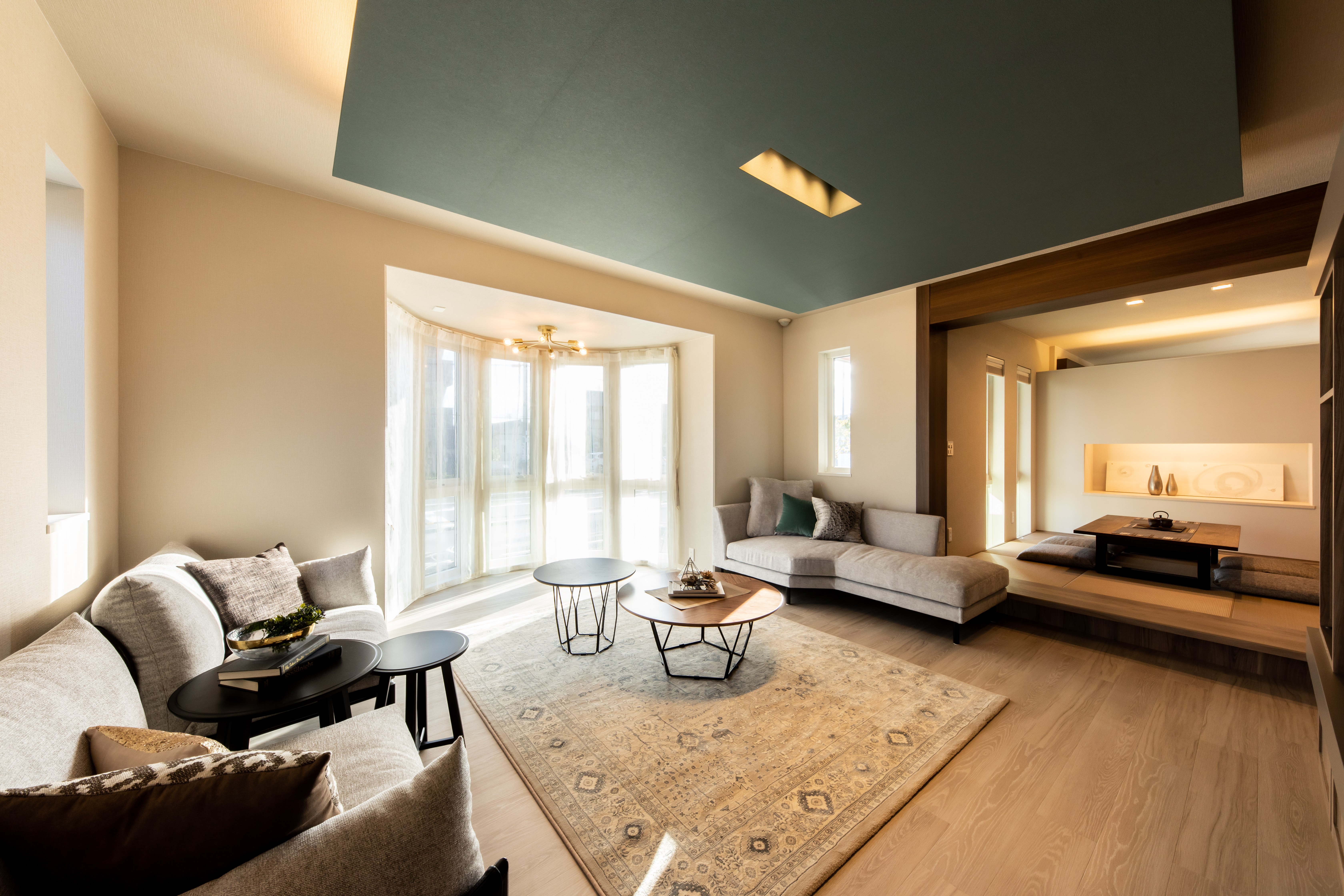 ヨーロピアンなリビングとその奥に続く和モダンな空間