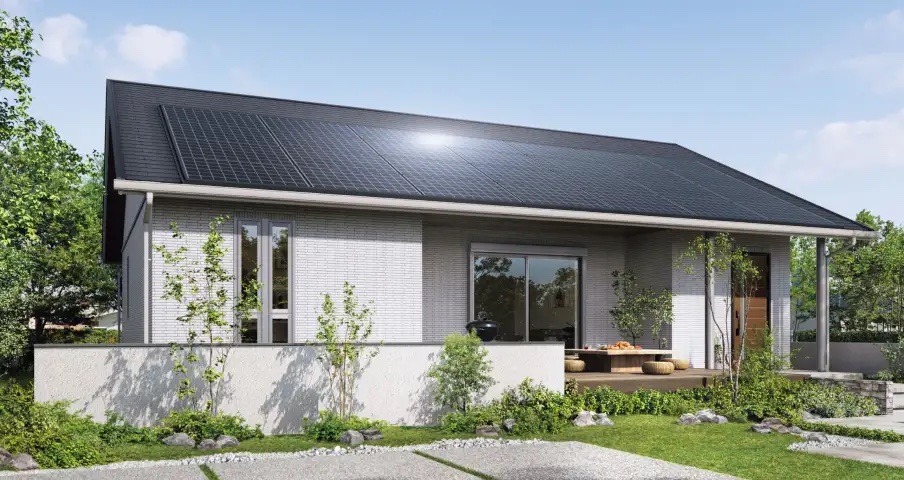 太陽光パネルを搭載したシンプルでモダンな平屋住宅の外観