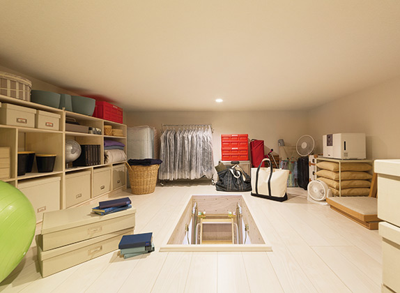 季節ものの服や家電などが収納されている小屋裏