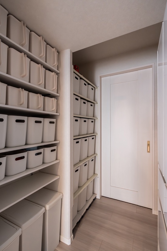 棚いっぱいに収納ボックスがある収納スペース