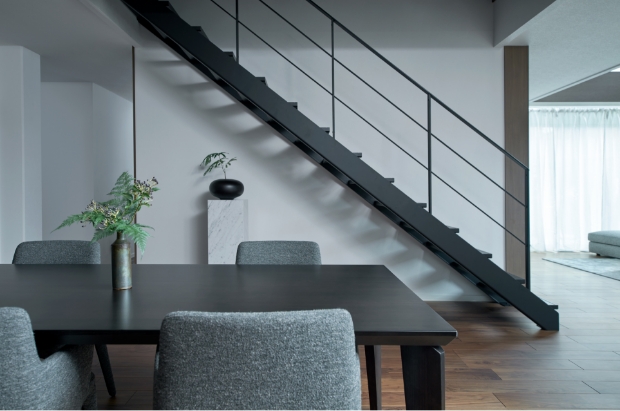 洗練されたオープン階段とダイニング