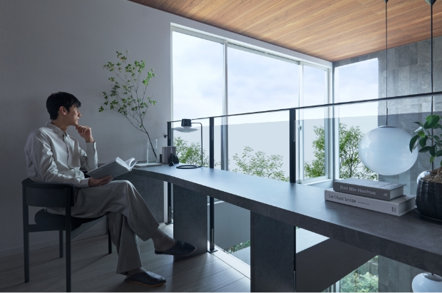 光が降り注ぐ吹き抜けで、心ゆくまで読書を楽しむ贅沢なひととき