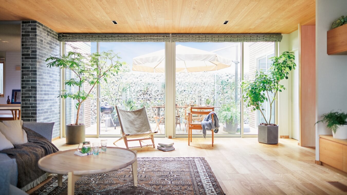 光が差し込む中庭とつながるLDK