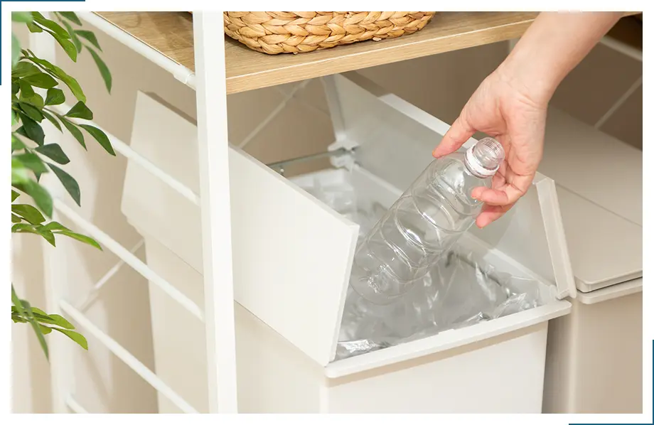 邪魔にならない場所に置かれた分別用のゴミ箱